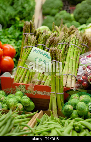 Bündel grün roh Spargel Gemüse Lebensmittel am Marktstand Stockfoto