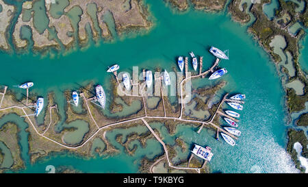 Bild vom Mai 15 zeigt Boote im Tollesbury Marina Saltings in Essex auf einem sonnigen Mittwoch Morgen gebunden, bevor sie sich in perfekten Bedingungen segeln auf einem anderen heißen Tag. Der natürliche Hafen an der Mündung des Flusses Blackwater in Essex gelegen ist. Yachten wurden gesehen, Hüpfenden auf dem Wasser im Tollesbury Marina in Essex heute (Mi), da das Vereinigte Königreich einen warmen und sonnigen Tag genießt. Die Sonne glitzerte auf dem Wasser von der Marina, die in der Eröffnungssequenz der populären ITV drama Lügner verwendet wurde. Stockfoto