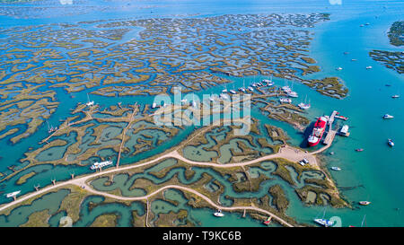 Bild vom Mai 15 zeigt Boote im Tollesbury Marina Saltings in Essex auf einem sonnigen Mittwoch Morgen gebunden, bevor sie sich in perfekten Bedingungen segeln auf einem anderen heißen Tag. Der natürliche Hafen an der Mündung des Flusses Blackwater in Essex gelegen ist. Yachten wurden gesehen, Hüpfenden auf dem Wasser im Tollesbury Marina in Essex heute (Mi), da das Vereinigte Königreich einen warmen und sonnigen Tag genießt. Die Sonne glitzerte auf dem Wasser von der Marina, die in der Eröffnungssequenz der populären ITV drama Lügner verwendet wurde. Stockfoto