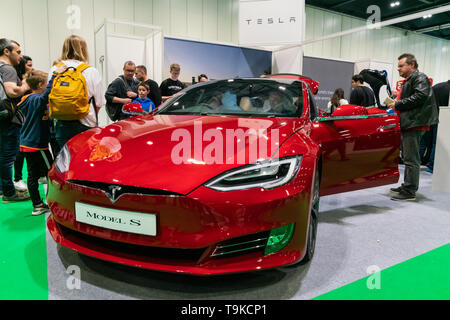 18. Mai 2019. London, Großbritannien. Elektrische rot Tesla Model S auf der London Motor Show 2019. Stockfoto