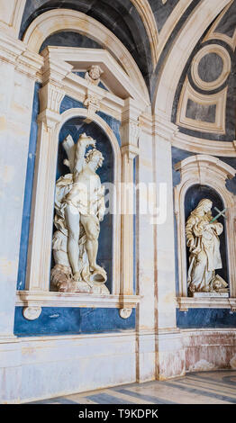 St. Bruno und St. Sebastian. Italienischen Barock Skulptur im Nationalpalast von Mafra und Kloster. Portugal Stockfoto