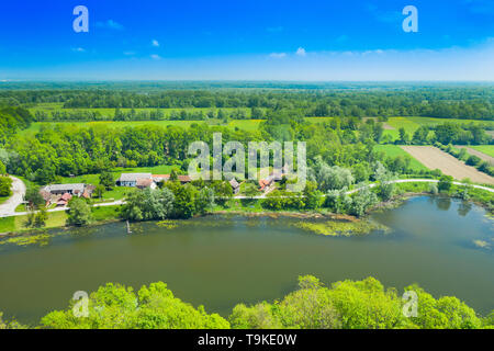 Wunderschöne grüne Landschaft Landschaft im Naturpark Lonjsko Polje, Kroatien aus der Luft, Blick auf Dorf Muzilovcica, Fluss Sava im Frühjahr Stockfoto