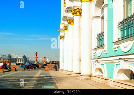 St. Petersburg, Russland, April 5, 2019. Spalten der Winterpalast und die Eremitage und Vasilievsky Insel Spieß auf dem Hintergrund. St Peters Stockfoto