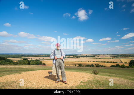 90 Jahre alter Mann nimmt seine Frau, die einen schweren Sehverlust auf dem Land in Wiltshire, in der Natur und weg von Ihrem Haus zu erhalten. Stockfoto