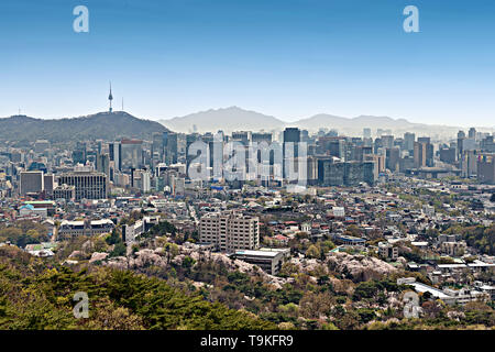 Hoch oben Blick auf die Gebäude und Turm in Seoul, Südkorea Stockfoto
