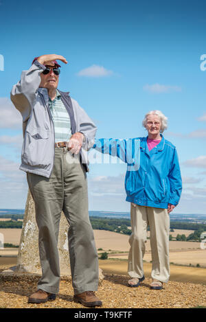 90 Jahre alter Mann nimmt seine Frau, die einen schweren Sehverlust auf dem Land in Wiltshire, in der Natur und weg von Ihrem Haus zu erhalten. Stockfoto