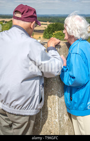 90 Jahre alter Mann nimmt seine Frau, die einen schweren Sehverlust auf dem Land in Wiltshire, in der Natur und weg von Ihrem Haus zu erhalten. Stockfoto