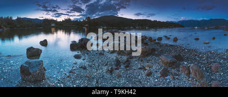 Felsigen Strand Sonnenuntergang entlang des Pacific North West Bowen Island in Howe Sound mit spektakulärem Blick auf den Leuchtturm alle direkt an der Küste von Vancouver BC Stockfoto