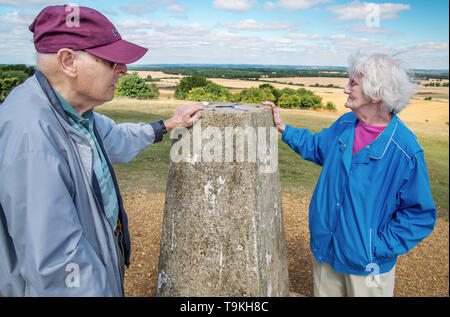 90 Jahre alter Mann nimmt seine Frau, die einen schweren Sehverlust auf dem Land in Wiltshire, in der Natur und weg von Ihrem Haus zu erhalten. Stockfoto