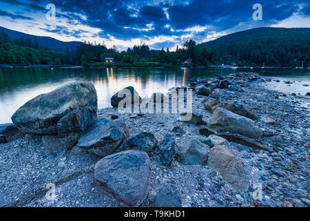 Felsigen Strand Sonnenuntergang entlang des Pacific North West Bowen Island in Howe Sound mit spektakulärem Blick auf den Leuchtturm alle direkt an der Küste von Vancouver BC Stockfoto