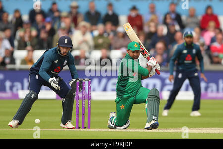 England's Wicketwächter Jos Buttler und Pakistans Sarfaraz Ahmed während der eine Tag Länderspiel im Emerald Headingley Leeds. Stockfoto