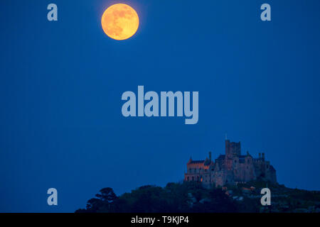 Ein blue Moon ist in der Regel der zweiten Vollmond in einem Monat, aber dieses hier ist blau genannt, weil er den dritten von vier Vollmonden in einer Jahreszeit. Usua Stockfoto