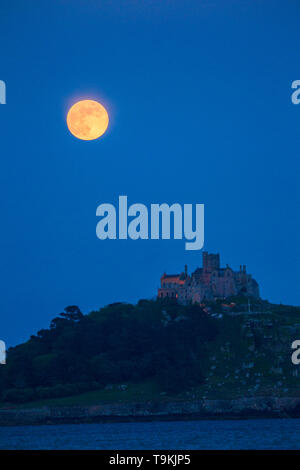 Ein blue Moon ist in der Regel der zweiten Vollmond in einem Monat, aber dieses hier ist blau genannt, weil er den dritten von vier Vollmonden in einer Jahreszeit. Usua Stockfoto