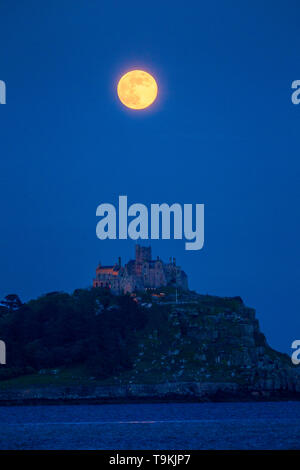 Ein blue Moon ist in der Regel der zweiten Vollmond in einem Monat, aber dieses hier ist blau genannt, weil er den dritten von vier Vollmonden in einer Jahreszeit. Usua Stockfoto