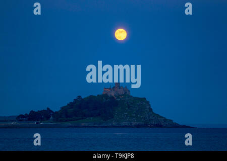 Ein blue Moon ist in der Regel der zweiten Vollmond in einem Monat, aber dieses hier ist blau genannt, weil er den dritten von vier Vollmonden in einer Jahreszeit. Usua Stockfoto