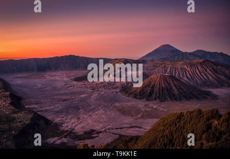 Mount Bromo Vulkan (Gunung Bromo) bei Sonnenaufgang mit bunten Himmel Hintergrund in Bromo Tengger Semeru National Park, Ostjava, Indonesien. Stockfoto