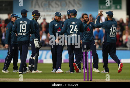 England's Adil Rashid (Zweiter von rechts) feiert mit moeen Ali (rechts) nach der Einnahme der wicket von Pakistans Shoaib Malik während der eine Tag Länderspiel im Emerald Headingley Leeds. Stockfoto