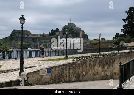 Touristen nehmen eine selfie vor der alten Zitadelle Palace (Palaio Frourio) in Korfu, Griechenland - UNESCO-Welterbe Stockfoto