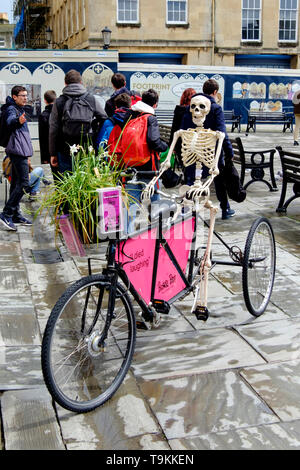 Bizarre Badewanne, Skelett auf einem Fahrrad; Bath Abbey Innenhof Stockfoto