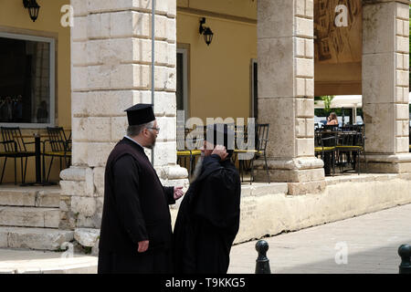 Korfu, Griechenland - Mai 2019: Griechisch-orthodoxen Priester in Korfu Altstadt unterhalten Stockfoto