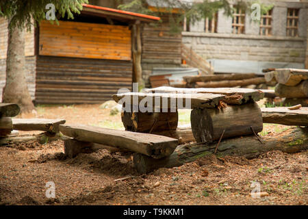 Picknick im Wald mit Bänken und Tischen. Alten und morschen Bänke und Tische in den Wäldern. Stockfoto