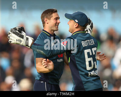 Der Engländer Chris Woakes (links) feiert mit Jos Buttler, nachdem Sie den Wicket von Pakistans Imad Wasim während der eine Tag Länderspiel im Emerald Headingley Leeds. Stockfoto