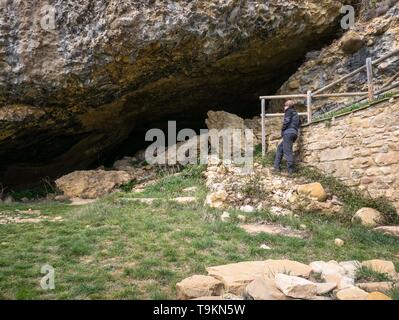 Männer mittleren Alters Wanderer in die Höhle an der Virgen de la Cueva Kapelle, Peak Oroel, Jaca, Spanien Suche Stockfoto