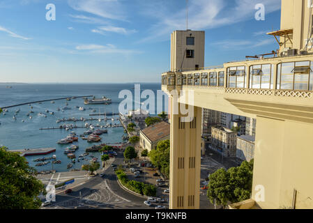 Anzeigen von Lacerda Aufzug und All Saints Bay (Baia de Todos os Santos) in Salvador Bahia in Brasilien Stockfoto