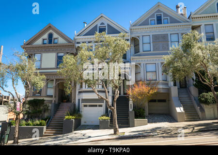 Architektur in SAN FRANCISCO, USA - 30. März 2019: Häuser in vielen verschiedenen Farben und reich an Details. Hyde Street. Kalifornien, USA Stockfoto