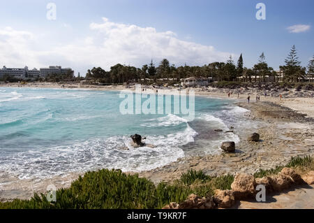 Die schöne Landschaft der beliebten Nissi Strand im Badeort Ayia Napa, Zypern. Stockfoto