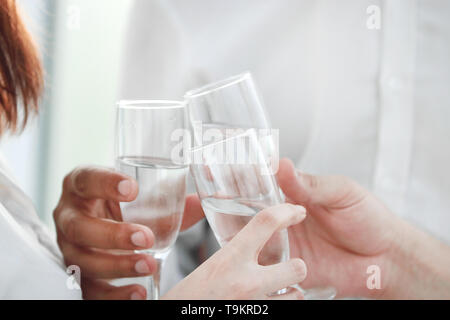 Bis zu schließen. Gläser Wein in den Händen von Geschäftspartnern. Konzept der Erfolg Stockfoto