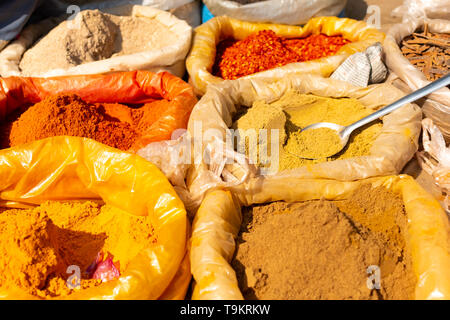 Bunte Curry Pulver ein Pfeffer Gewürze und Kräuter in der traditionellen Straße Spice Market in Varanasi, Indien Stockfoto