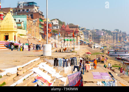 Varanasi Ganges ghat mit antiken Stadt Architektur auf, die von einem Boot auf dem Fluss bei Sonnenuntergang gesehen Stockfoto