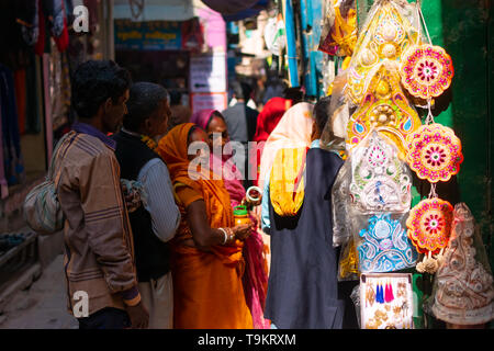 Kleine Glocken hängen im Souvenirshop in Varanasi mit einem Hakenkreuz an der Spitze, die positive Energie darstellt. Hängende Dekoration Artikel im Stockfoto