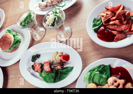 Lachs Kebab auf Holzspieße mit frischem Gemüse. Gerichte für ein Picknick Stockfoto