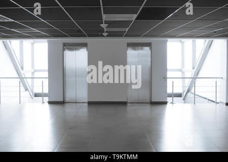 Leere geräumigen Korridor in einem modernen Bürogebäude. Foto mit Kopie Raum Stockfoto