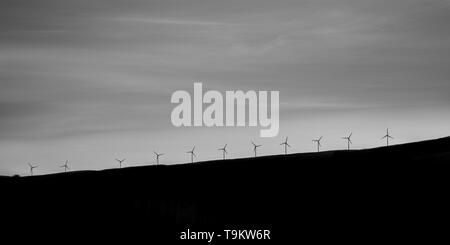 Windpark in Schottland - eine Linie von Windenergieanlagen auf einem Hügel auf der Isle of Skye Stockfoto