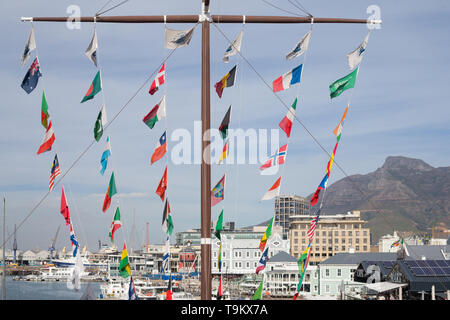 Eine große oder sehr große Impressum zentral stehen in der V&A Waterfront in Kapstadt mit vielen oder zahlreiche internationale Länder Flaggen im Wind fliegen Stockfoto