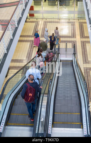 Luftbild oder auf Leute auf einer Rolltreppe nach unten in Richtung Keller einer Mall oder Einkaufszentrum Stockfoto