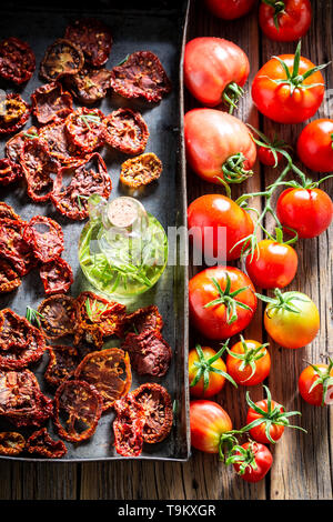 Rote Tomaten in der Sonne auf Backblech getrocknet Stockfoto