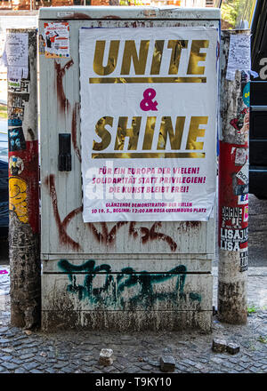 Deutschland, Berlin, Mitte. 19. Mai 2019. Unite & Shine Parade am Rosa-Luxemburg-Platz. Demonstration für Solidarität in Europa vor der bevorstehenden Europawahlen. Menschen unter dem Motto "Für ein Europa der vielen Unite" in einer Bewegung gegen Nationalismus, Ausgrenzung, Rassismus und die Beschränkungen der künstlerischen Freiheit in Europa. Die Demo wurde von 'Die Klasse' (der Vielen) - eine Organisation, die 2017 gegründet wurde, um aktiv die demokratische Kultur zu fördern. Credit: Eden Breitz/Alamy Stockfoto