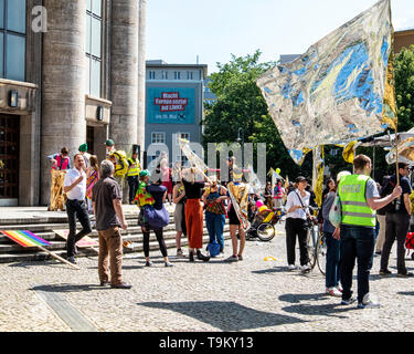 Deutschland, Berlin, Mitte. 19. Mai 2019. Unite & Shine Parade am Rosa-Luxemburg-Platz. Demonstration für Solidarität in Europa vor der bevorstehenden Europawahlen. Menschen unter dem Motto "Für ein Europa der vielen Unite" in einer Bewegung gegen Nationalismus, Ausgrenzung, Rassismus und die Beschränkungen der künstlerischen Freiheit in Europa. Die Demo wurde von 'Die Klasse' (der Vielen) - eine Organisation, die 2017 gegründet wurde, um aktiv die demokratische Kultur zu fördern. Credit: Eden Breitz/Alamy Stockfoto