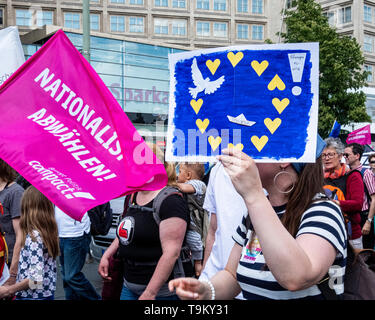 Deutschland, Berlin, Mitte, 19. Mai 2019. "Ein Europa für alle" Demonstration - Menschen am Alexanderplatz als Teil einer bundesweiten Demonstration versammelten Solidarität in Europa im Vorfeld der bevorstehenden Wahlen zum Europäischen Parlament zu fördern. Die Demo wurde von NRO einschließlich Campact, Pro Asyl, Attac, mehr Demokratie und Naturfreunde, der Seebrücke Bewegung & Paritätischer Wohlfahrtsverband der Rassismus, Hass und Ressentiments gegen Minderheiten, die von rechtsextremen Aktivisten und Politiken gerührt wird, gegen organisiert. Credit: Eden Breitz/Alamy Stockfoto