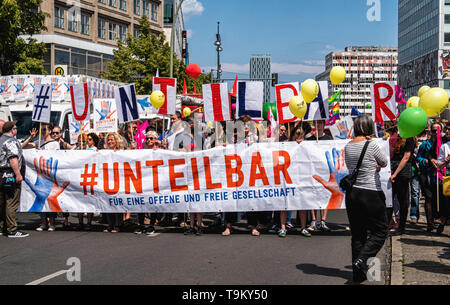 Deutschland, Berlin, Mitte, 19. Mai 2019. "Ein Europa für alle" Demonstration - Menschen am Alexanderplatz als Teil einer bundesweiten Demonstration versammelten Solidarität in Europa im Vorfeld der bevorstehenden Wahlen zum Europäischen Parlament zu fördern. Die Demo wurde von NRO einschließlich Campact, Pro Asyl, Attac, mehr Demokratie und Naturfreunde, der Seebrücke Bewegung & Paritätischer Wohlfahrtsverband der Rassismus, Hass und Ressentiments gegen Minderheiten, die von rechtsextremen Aktivisten und Politiken gerührt wird, gegen organisiert. Credit: Eden Breitz/Alamy Stockfoto