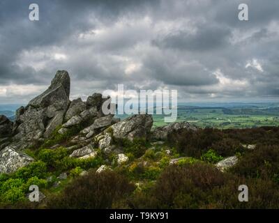 Dunkler Himmel über der Stiperstones, Shropshire, Großbritannien Stockfoto