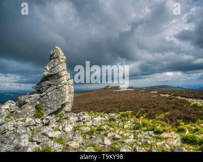 Dunkler Himmel über der Stiperstones, Shropshire, Großbritannien Stockfoto