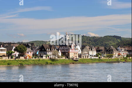 Riverside Dorf am Rhein in Deutschland mit Hügel im Hintergrund das Schloss Stockfoto