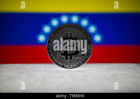 Physische silber Version von Bitcoin (BTC) und Venezuela Flagge im Hintergrund. Konzeptionelle Bild für Investoren in cryptocurrency und Blockchain Technol Stockfoto