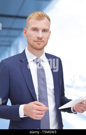 Männliche Berater, Versicherung Berater oder Grundstücksmakler mit weißen Tablet-PC in einem Bürogebäude. Stockfoto