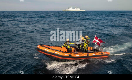 Eine starre - Rumpf Schlauchboot aus der Royal Danish Navy Schiff HDMS Absalon bereitet Neben der US Navy USS Roosevelt während der Übung gewaltige Shield 2019 Mai 15, 2019 im Atlantischen Ozean zu kommen. Neun Nationen, darunter Kanada, Dänemark, Frankreich, Italien, den Niederlanden, Norwegen, Spanien, das Vereinigte Königreich und die Vereinigten Staaten beteiligen sich an der NATO-Übung. Stockfoto